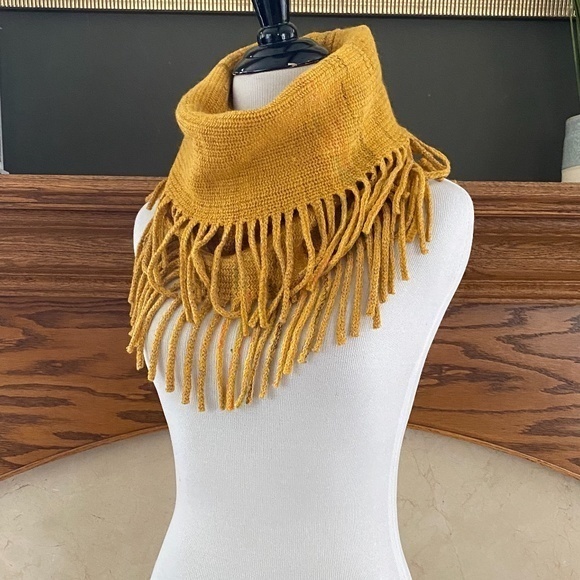 Boutique Knit‎ Tube Fringe Scarf and IPSY Zip Bag NWT - Picture 3 of 8